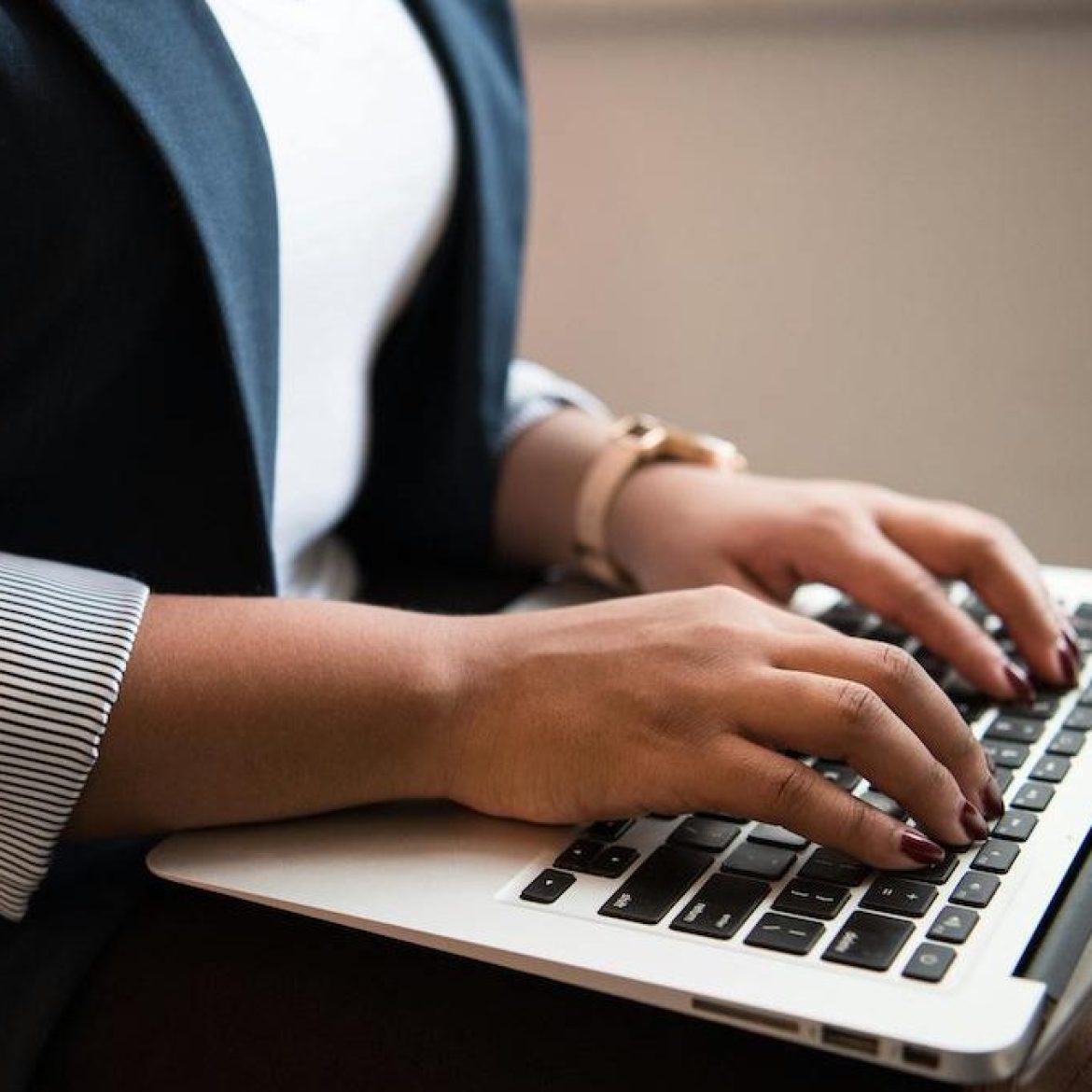 Vrouw typt op laptop