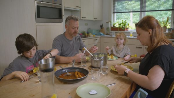 Simone en Paul dekken de tafel ook voor overleden zoon Wies (8): 'Wij leven met Wies'