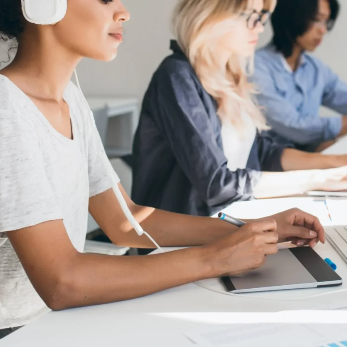 Vrouwen aan het werk tijdens een reguliere werkweek