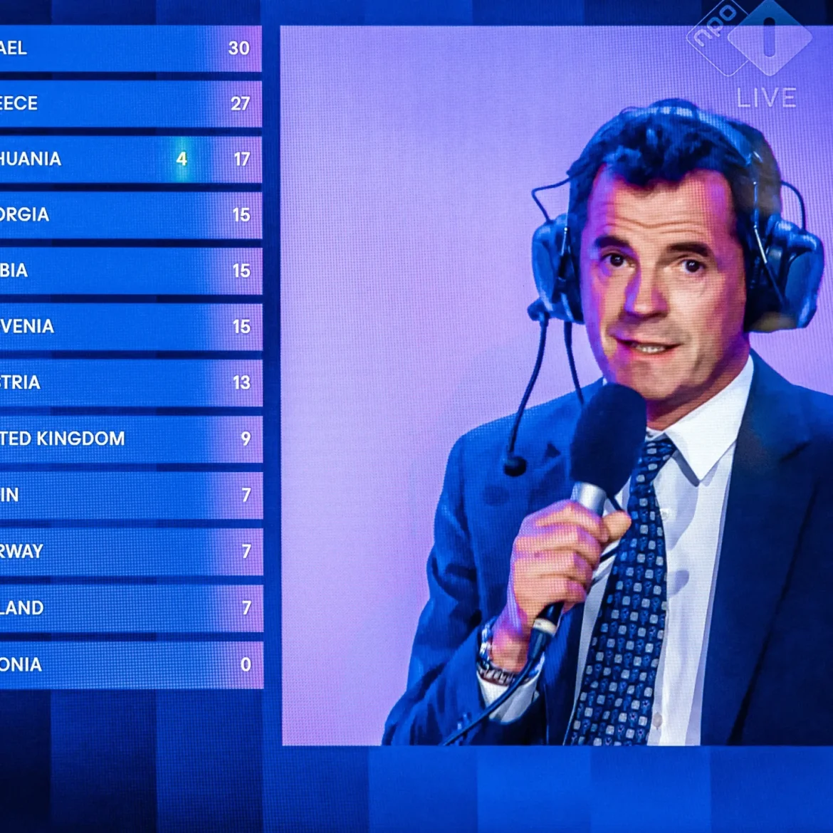 Eurovisiedirecteur Martin Österdahl deelt de punten van Nederland uit op Songfestival zonder Joost Klein