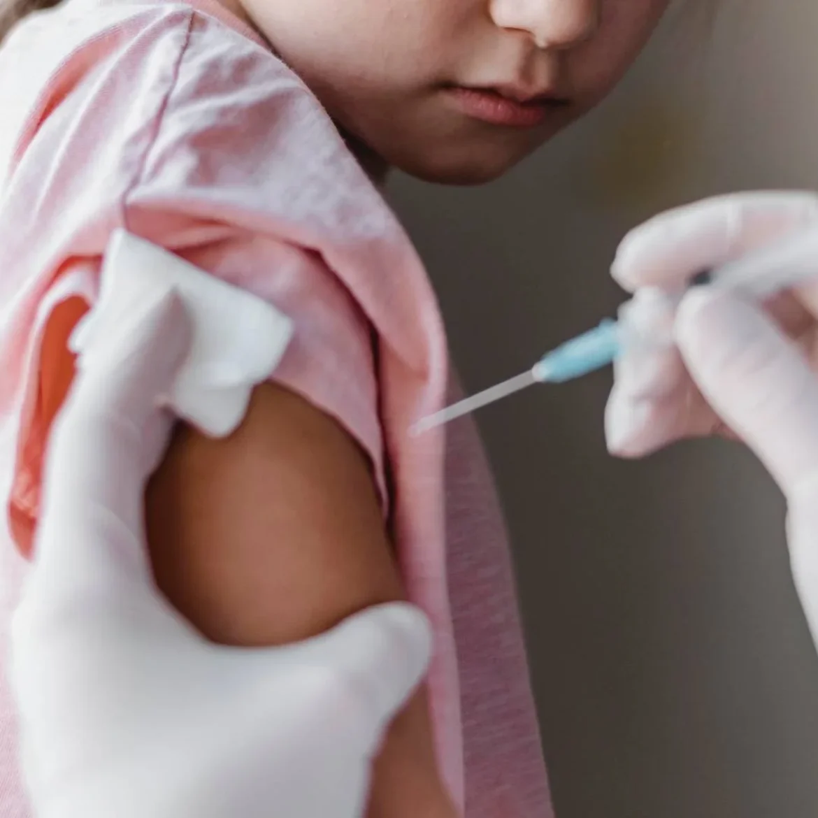 Kind krijgt vaccinatie