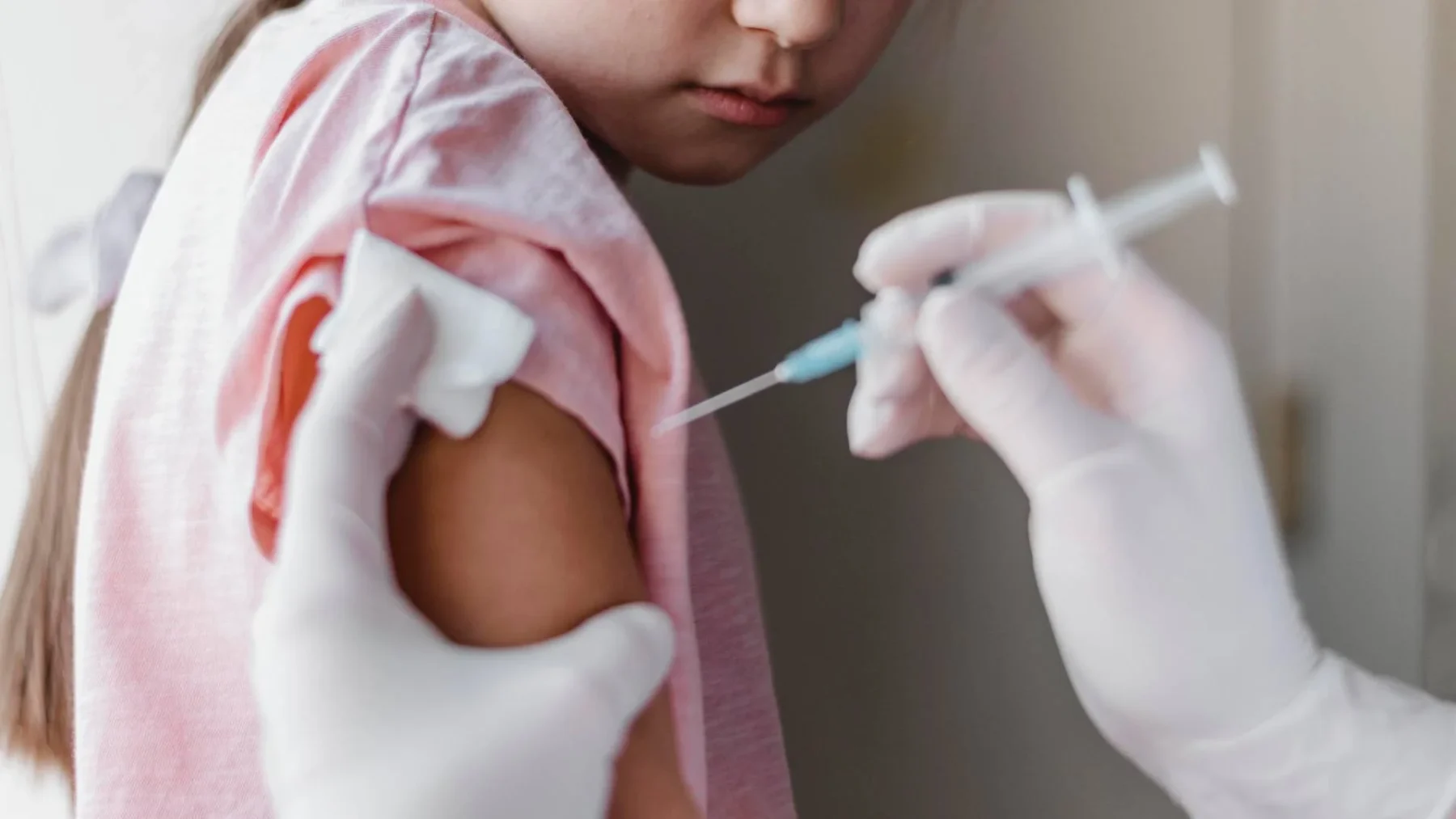 Kind krijgt vaccinatie