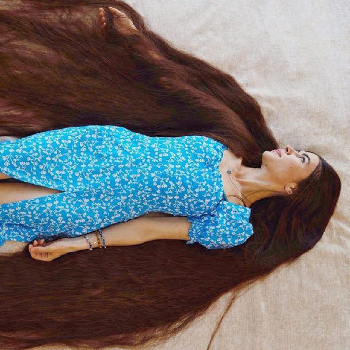 Aliia wereldrecord lange haren, liggend portret