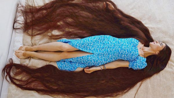 Aliia wereldrecord lange haren, liggend portret