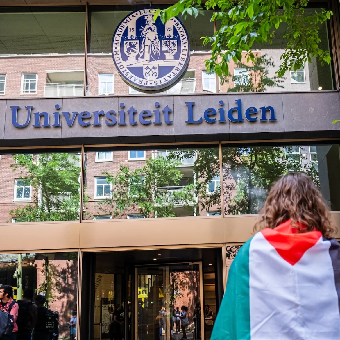 Betogers bezetten pand Universiteit Leiden in Den Haag