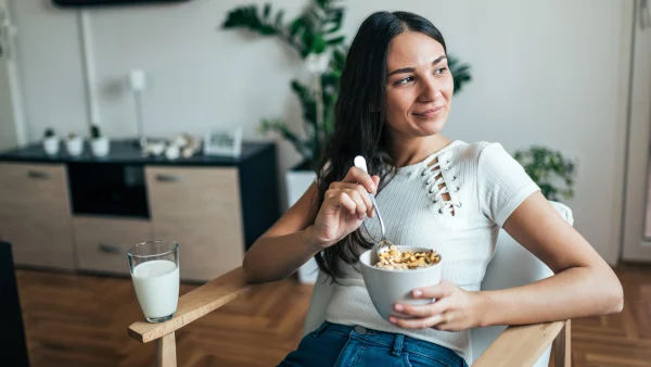 Vrouw eet ontbijt