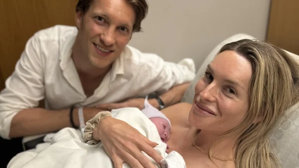 Trans vrouw Sophie met haar partner en pasgeboren dochter Amé