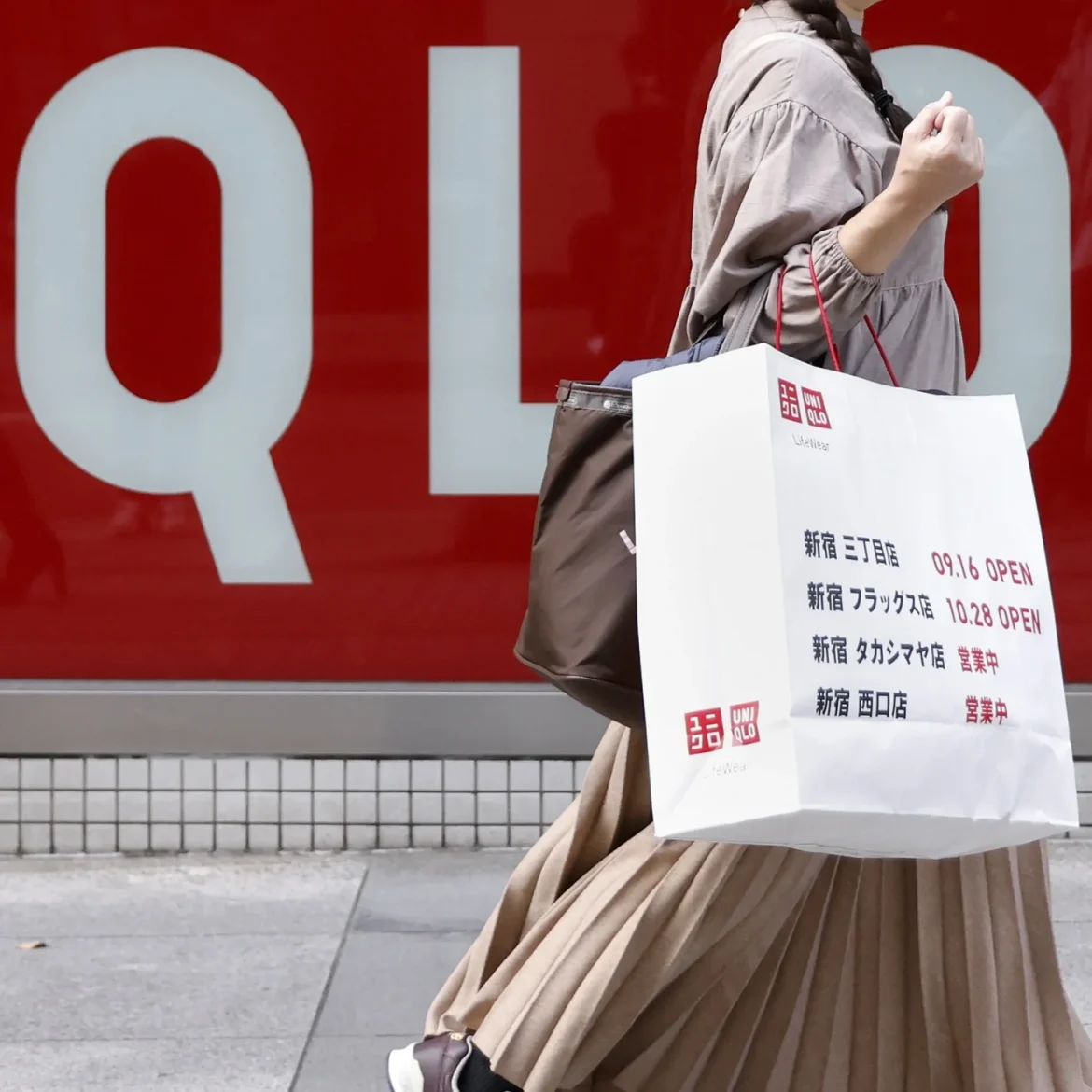 Vrouw winkelt bij Uniqlo