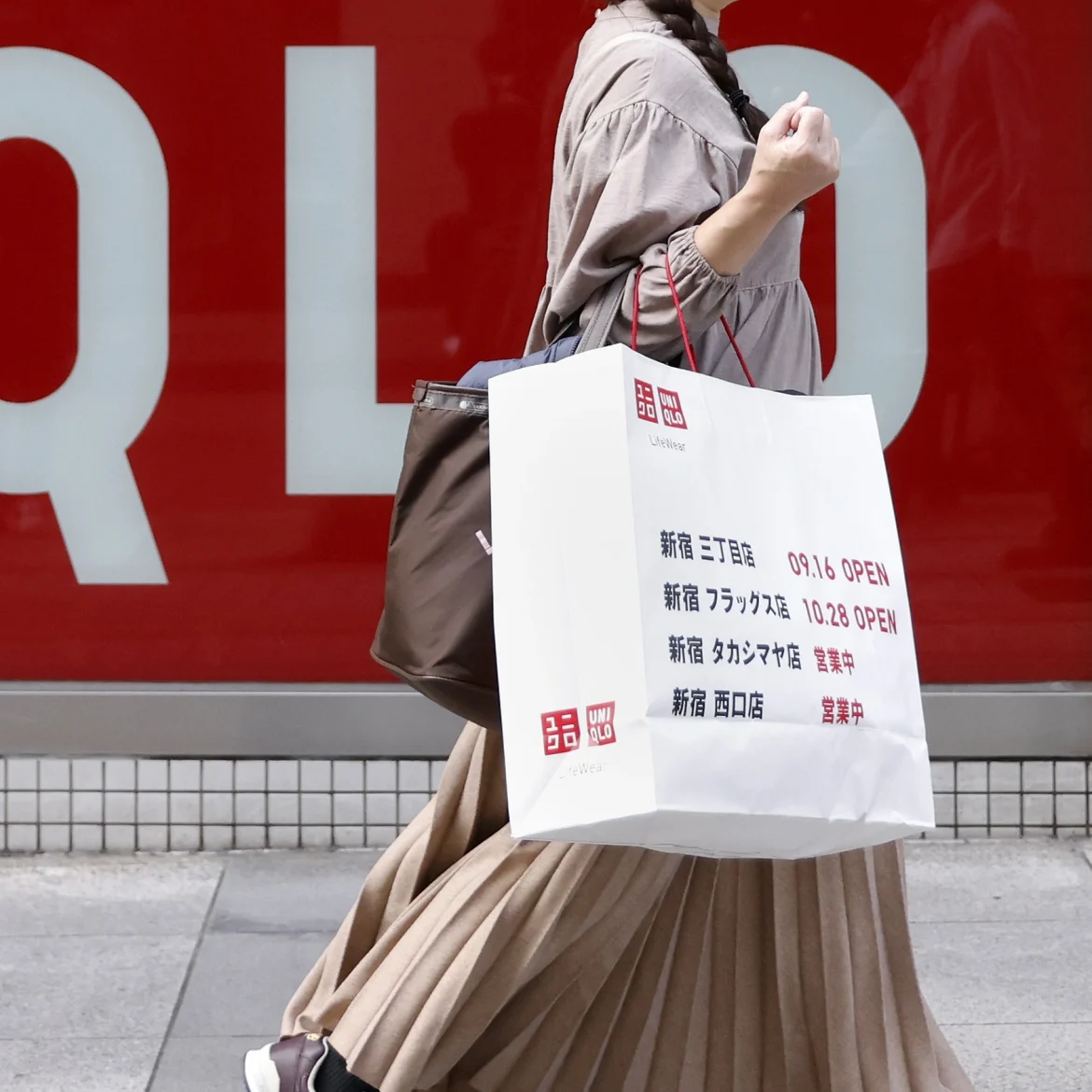 Vrouw winkelt bij Uniqlo