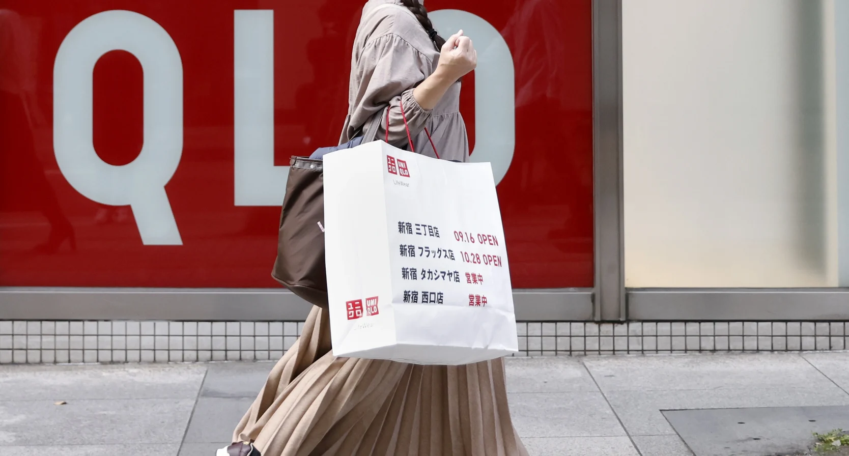 Vrouw winkelt bij Uniqlo