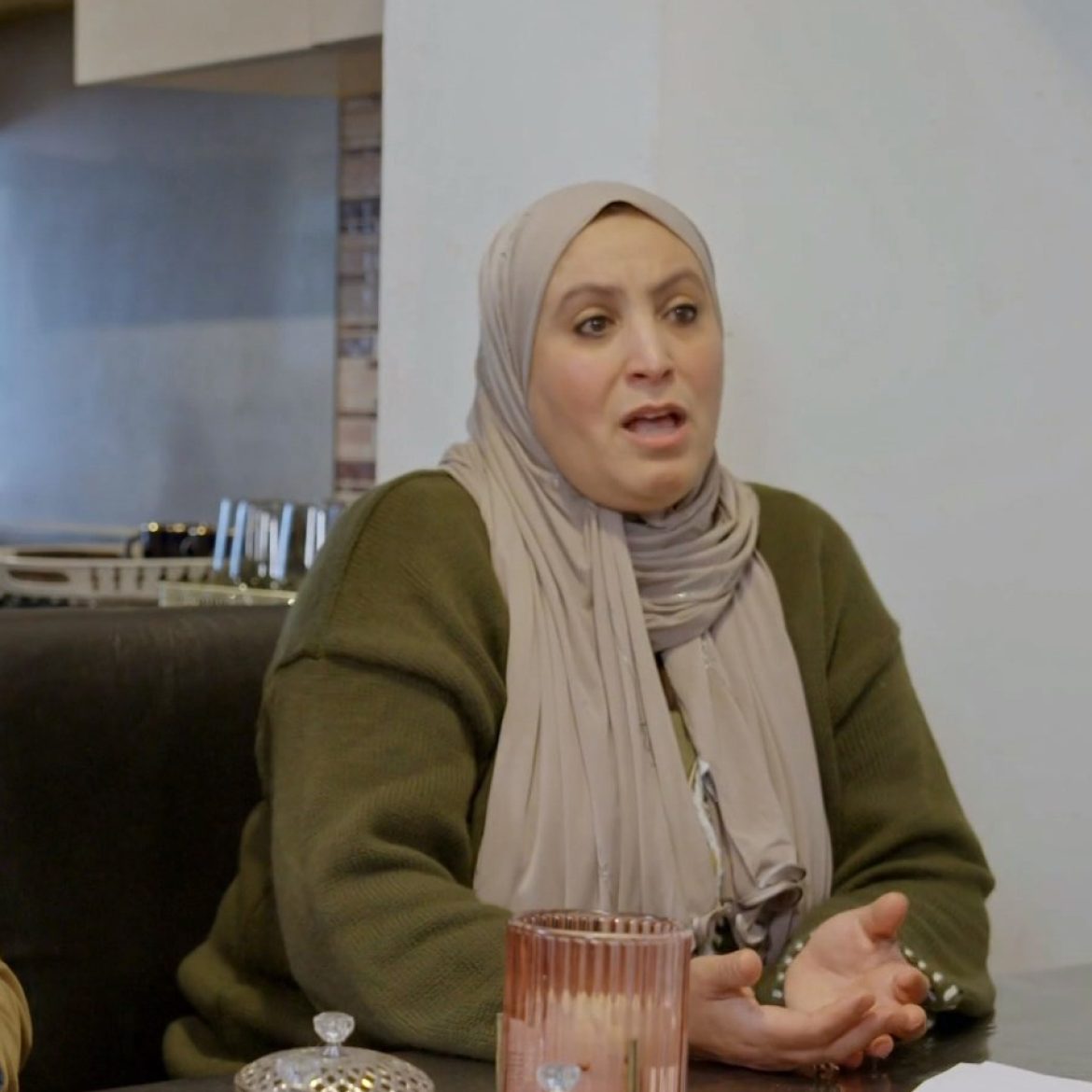 Habiba zit met veel schade in 'Zeeman confronteert'