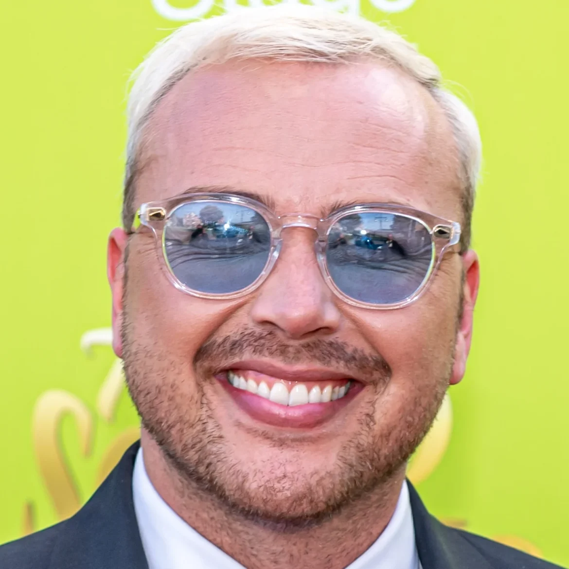 Jamai Loman in Elton John look met bril | portret