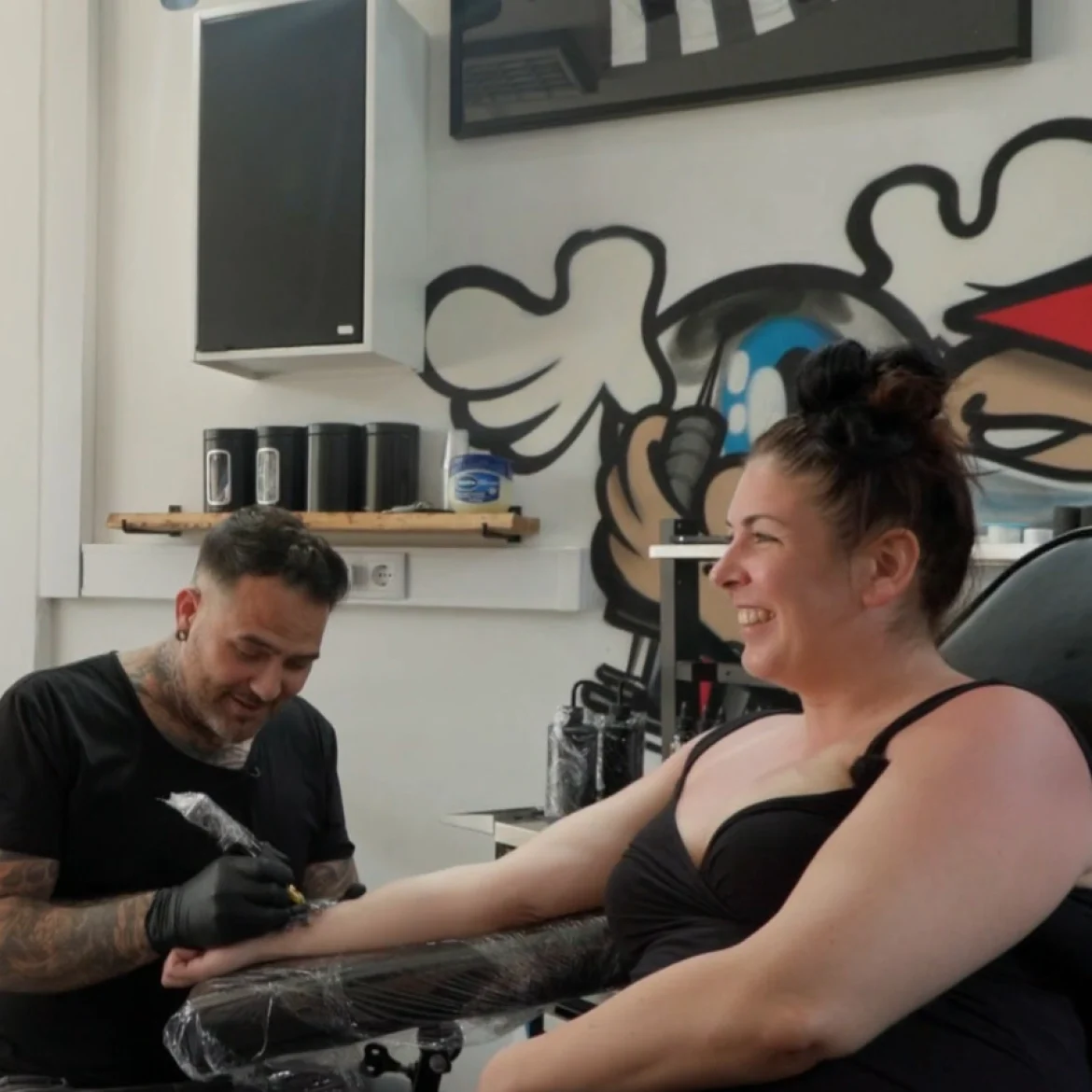 Tattooverwijdering betekent veel voor moeder en zoon in ‘Steenrijk, Straatarm': ‘Mooi begin’