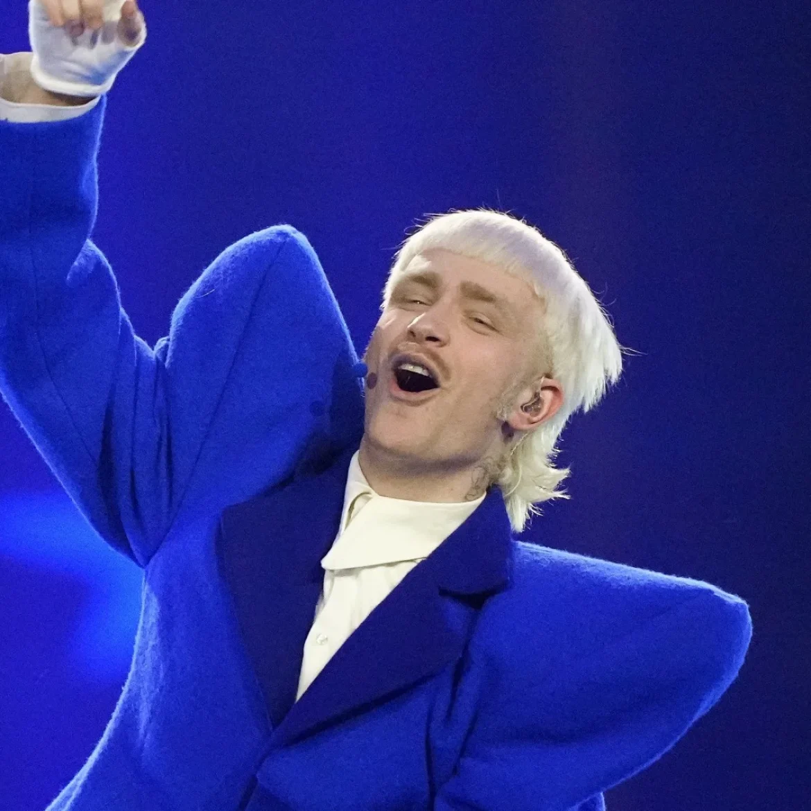 Joost Klein aan het optreden