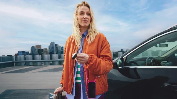 Vrouw staat bij auto