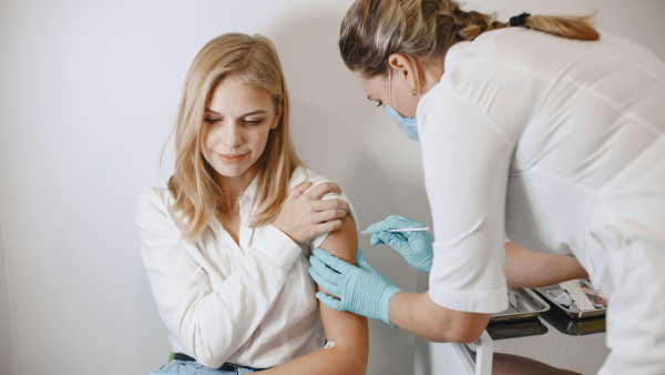 Meisje krijgt HPV-prik