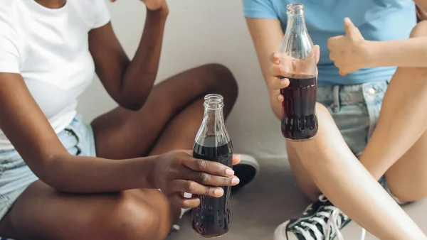 Twee vrouwen drinken samen frisdrank