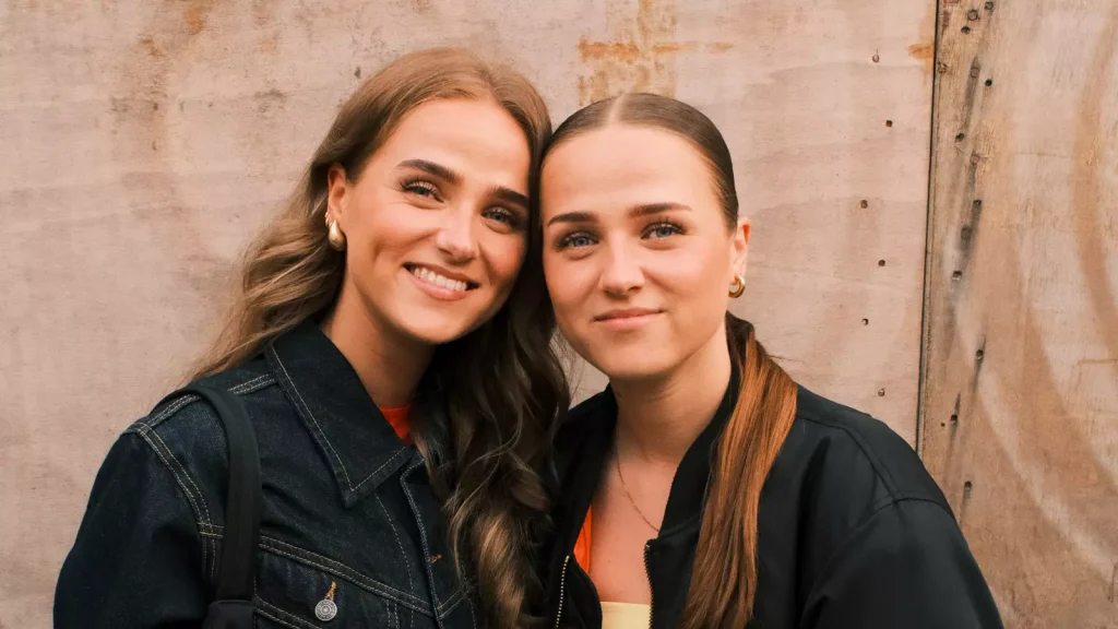Tweeling Liz en Anne Breed delen rekening