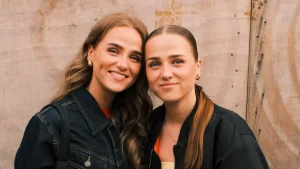 Thumbnail voor Liz deelt rekening met tweelingzus Anne: 'Als zij iets koopt, zie ik dat als een investering'