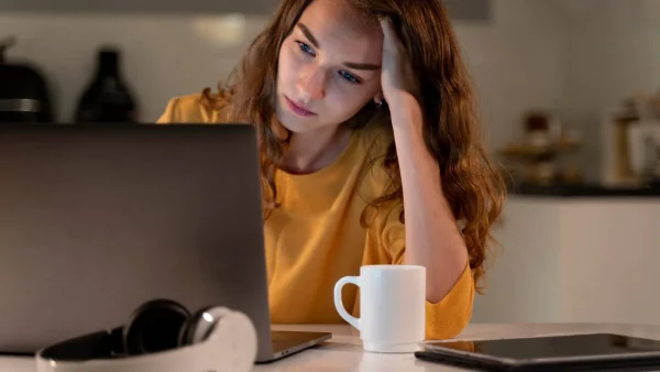 Vrouw zit achter laptop | onderzoek zzp'ers