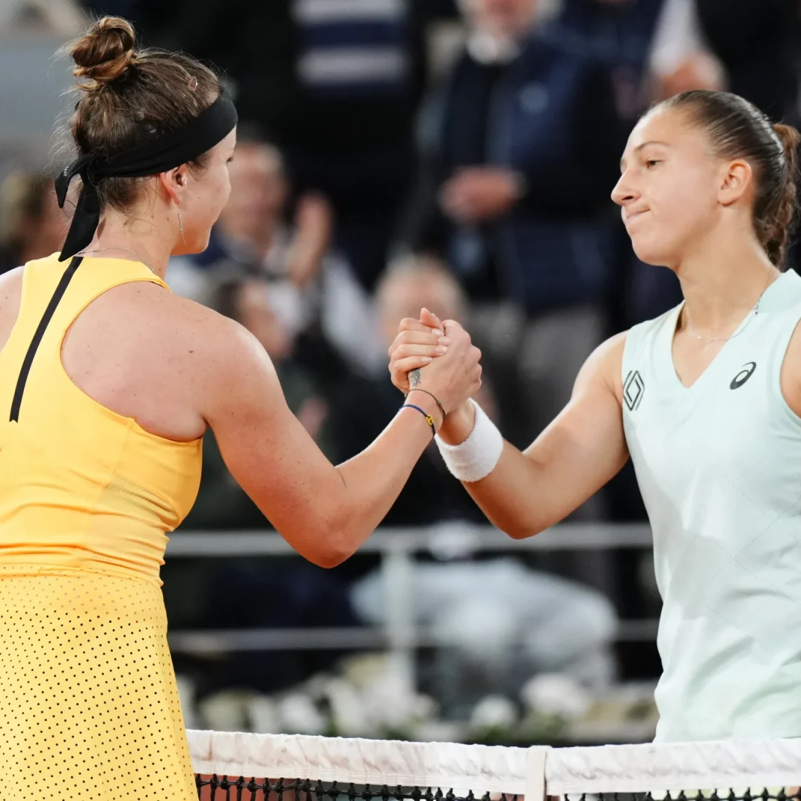 Twee tennisters bij Roland Garros