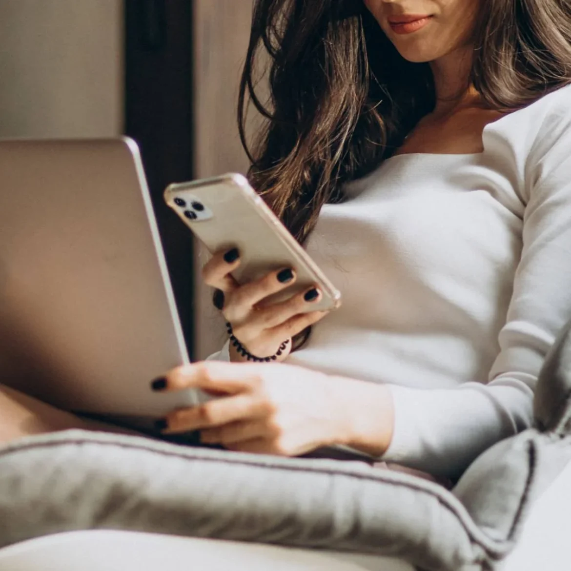 Vrouw scrolt op telefoon
