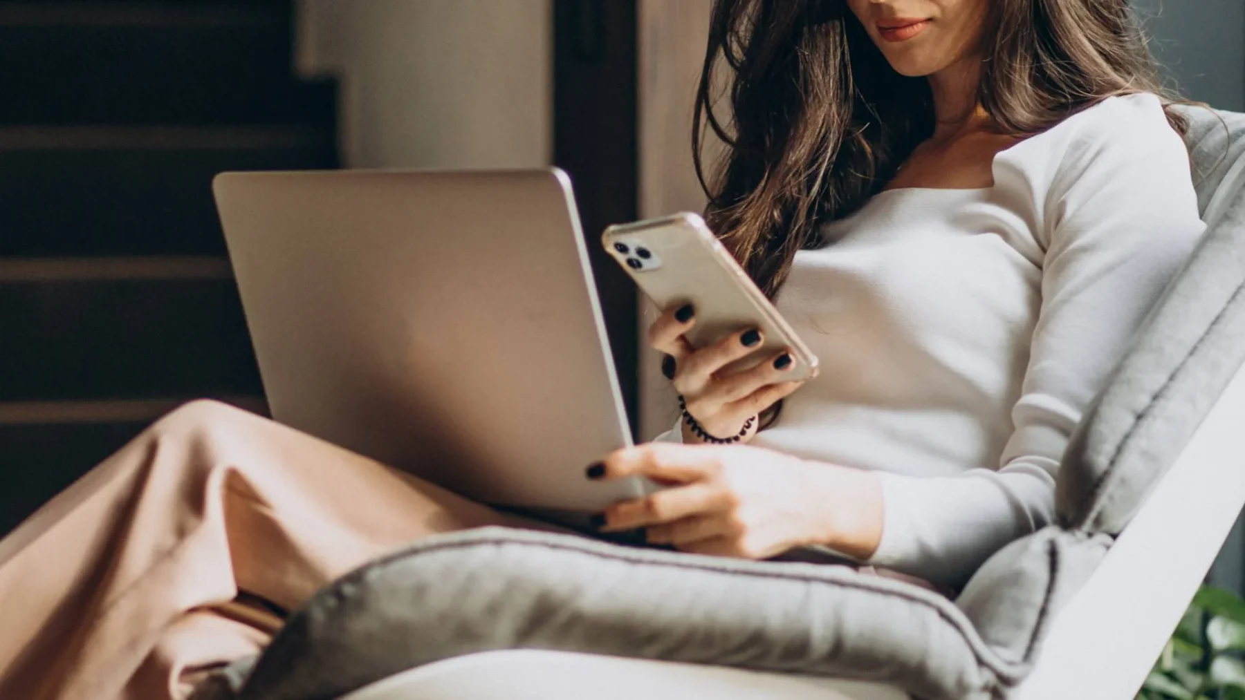 Vrouw scrolt op telefoon