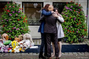 Thumbnail voor Emotioneel samenzijn in Vlaardingen voor zwaargewond meisje (10)