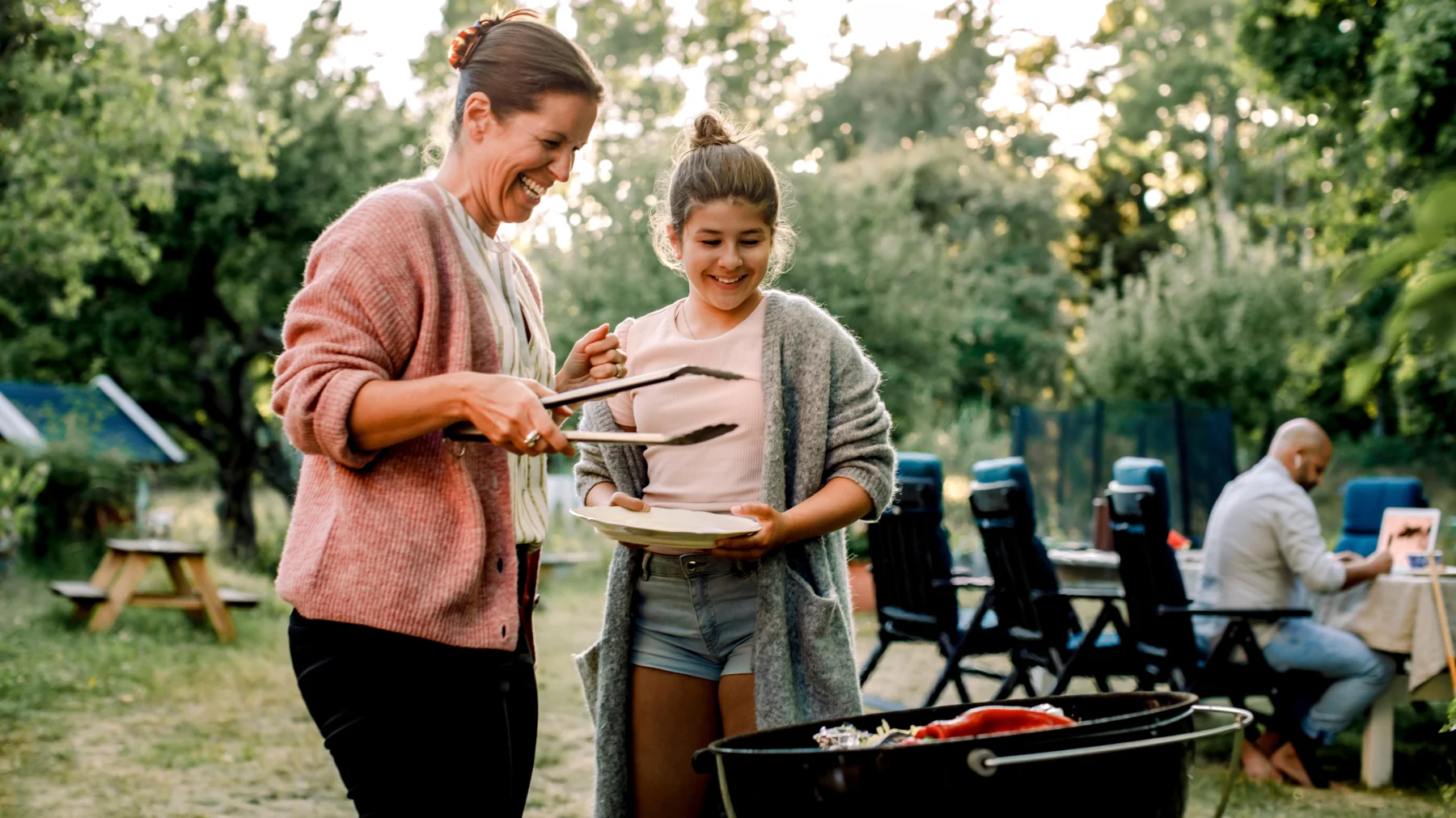 Vrouw en kind bij barbecue