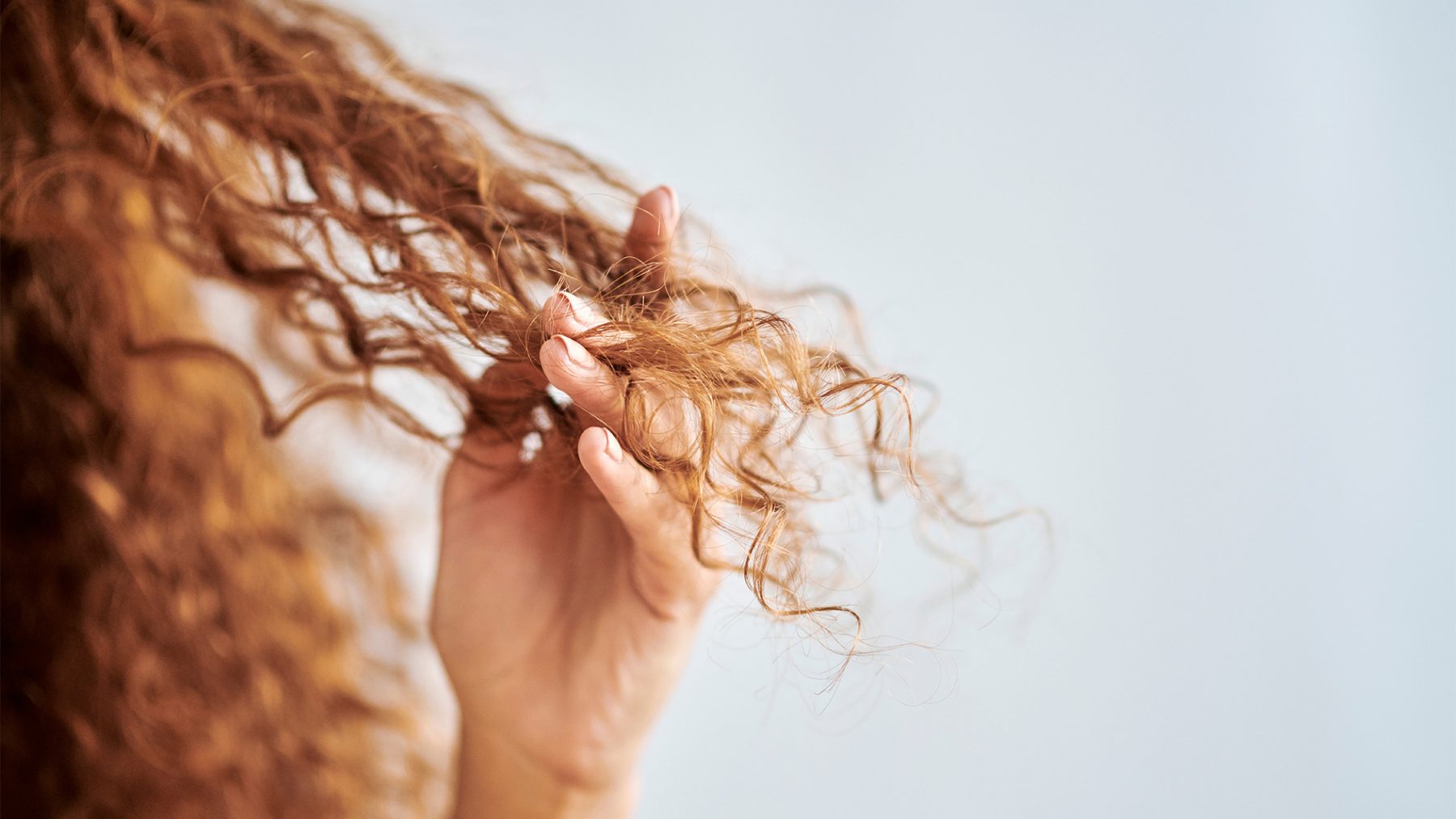 Wassen, borstelen en voeden: 5 tips om beschadigd haar te herstellen