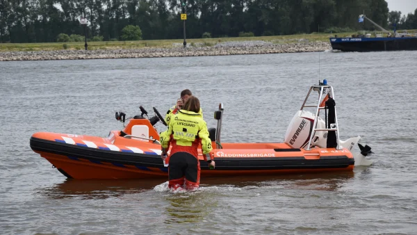 Hulpdiensten in de Maas opzoek naar twee mannen