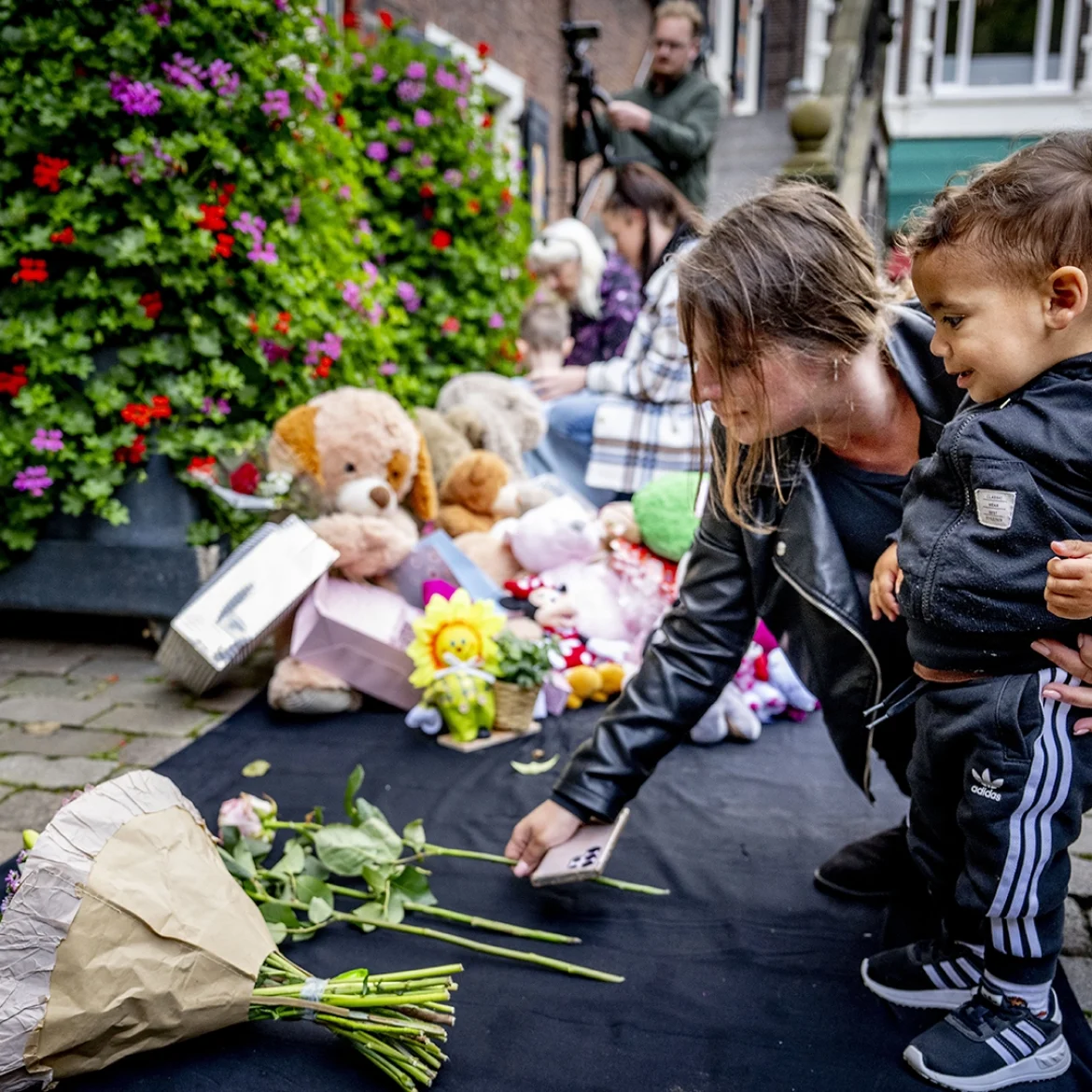 bloemen bij huis mishandeld meisje Vlaardingen