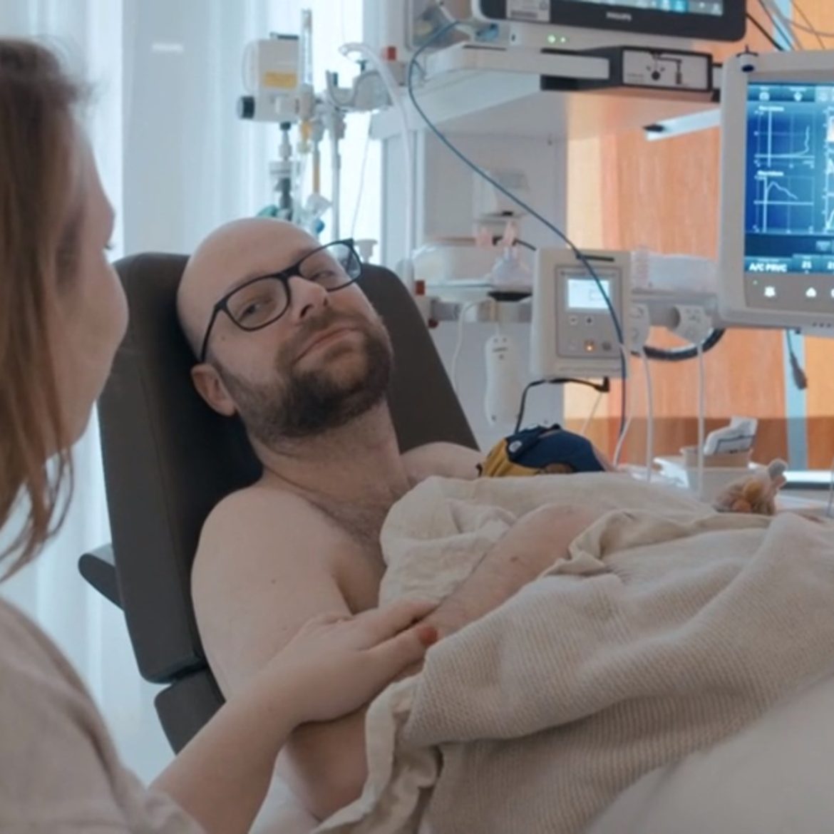 Marijn houd de drie dagen oude Thomas vast in 'Het Kinderziekenhuis'