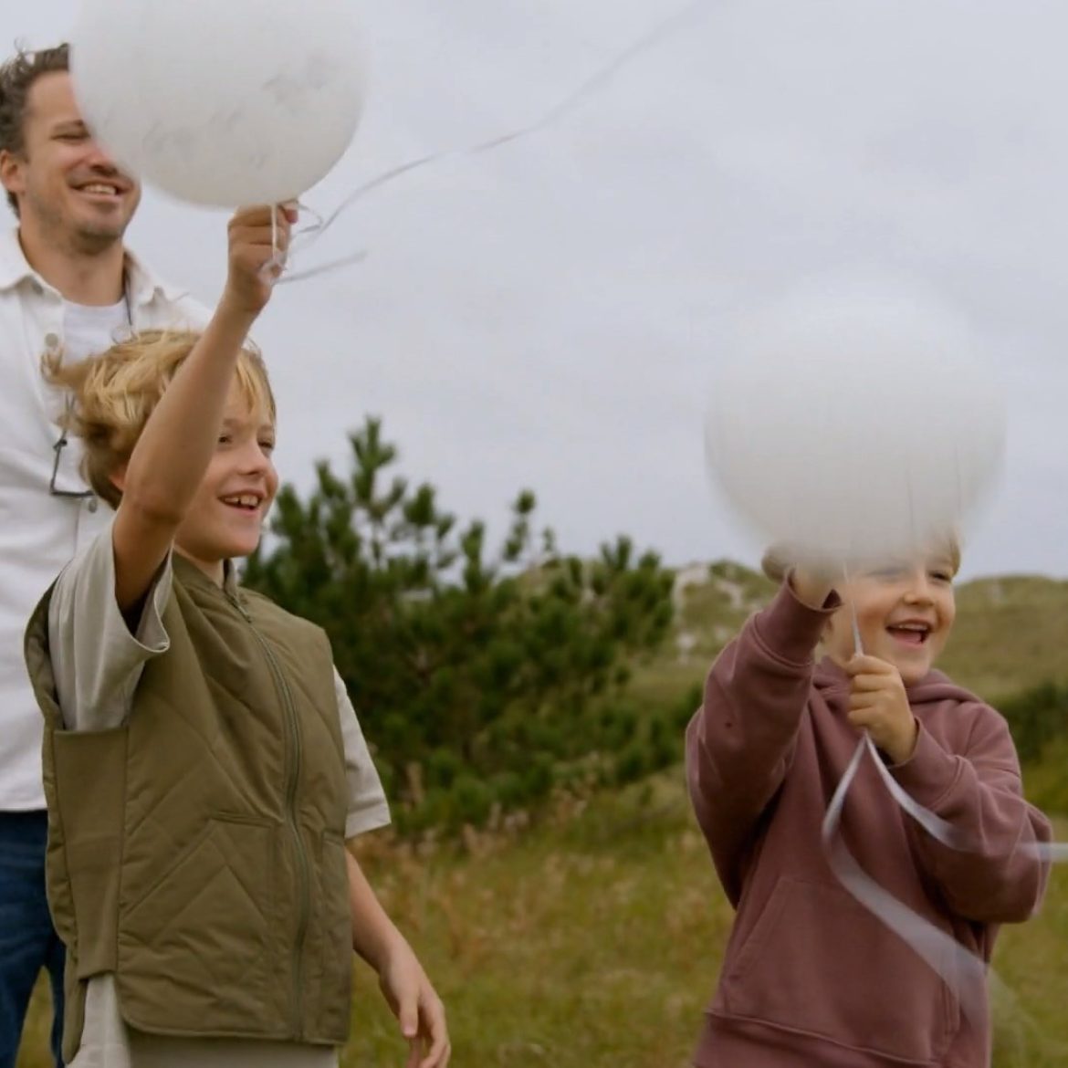 Woes, Pia, Boet en Bos laten een ballon op voor tweelingzusje Pup in 'Leven naast de dood'