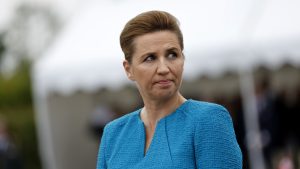 Thumbnail voor Deense premier Mette Frederiksen op straat geslagen door man, heeft 'lichte whiplash'
