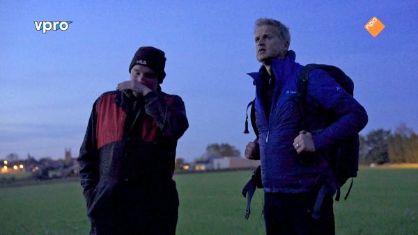 Frederik laat de boom zien die na het overlijden van zijn vader is gepland in 'Dwars door de Lage Landen'