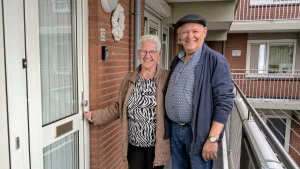 Thumbnail voor Piet (80) en Harmke (84) woonden in dezelfde flat, nu wonen ze samen: 'Zijn écht heel gelukkig'