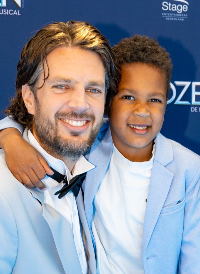 Renze Klamer op de blauwe loper met zijn kinderen Naomi en Ezra.