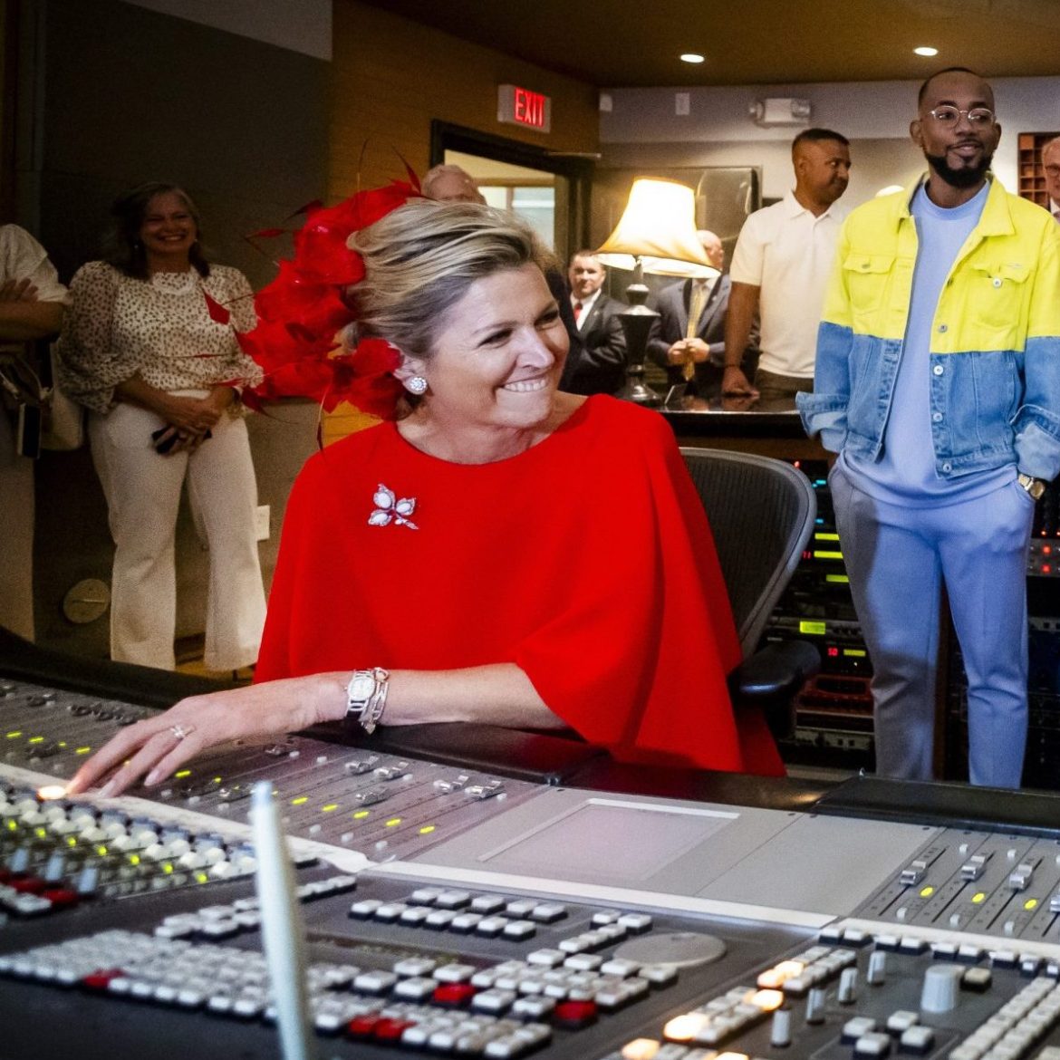 Máxima maakt muziek met rapper Frenna: 'De groeten van onze kinderen'