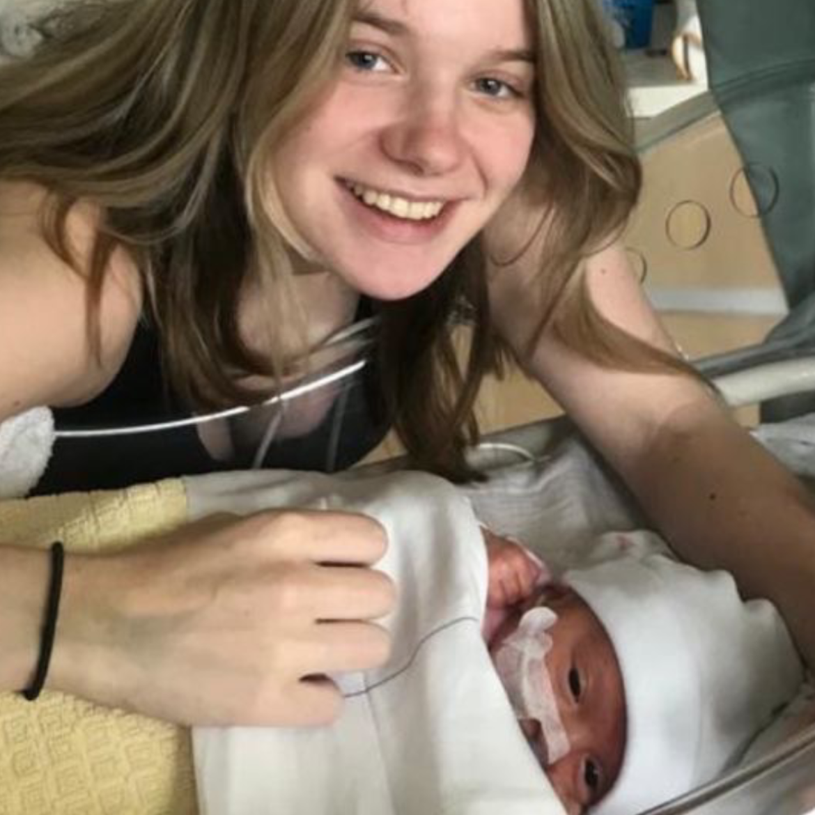 Sanne (19) wist niet dat ze zwanger was totdat ze moest bevallen: ‘Dacht dat ik voedselvergiftiging had’