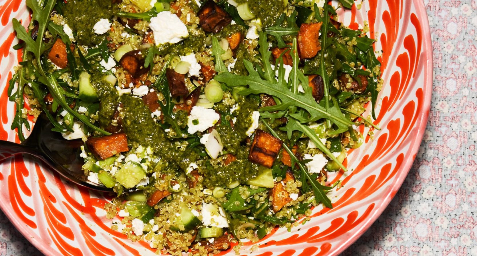 Pien laat haar quinoasalade met zoete aardappel en feta zien - LINDA.nl