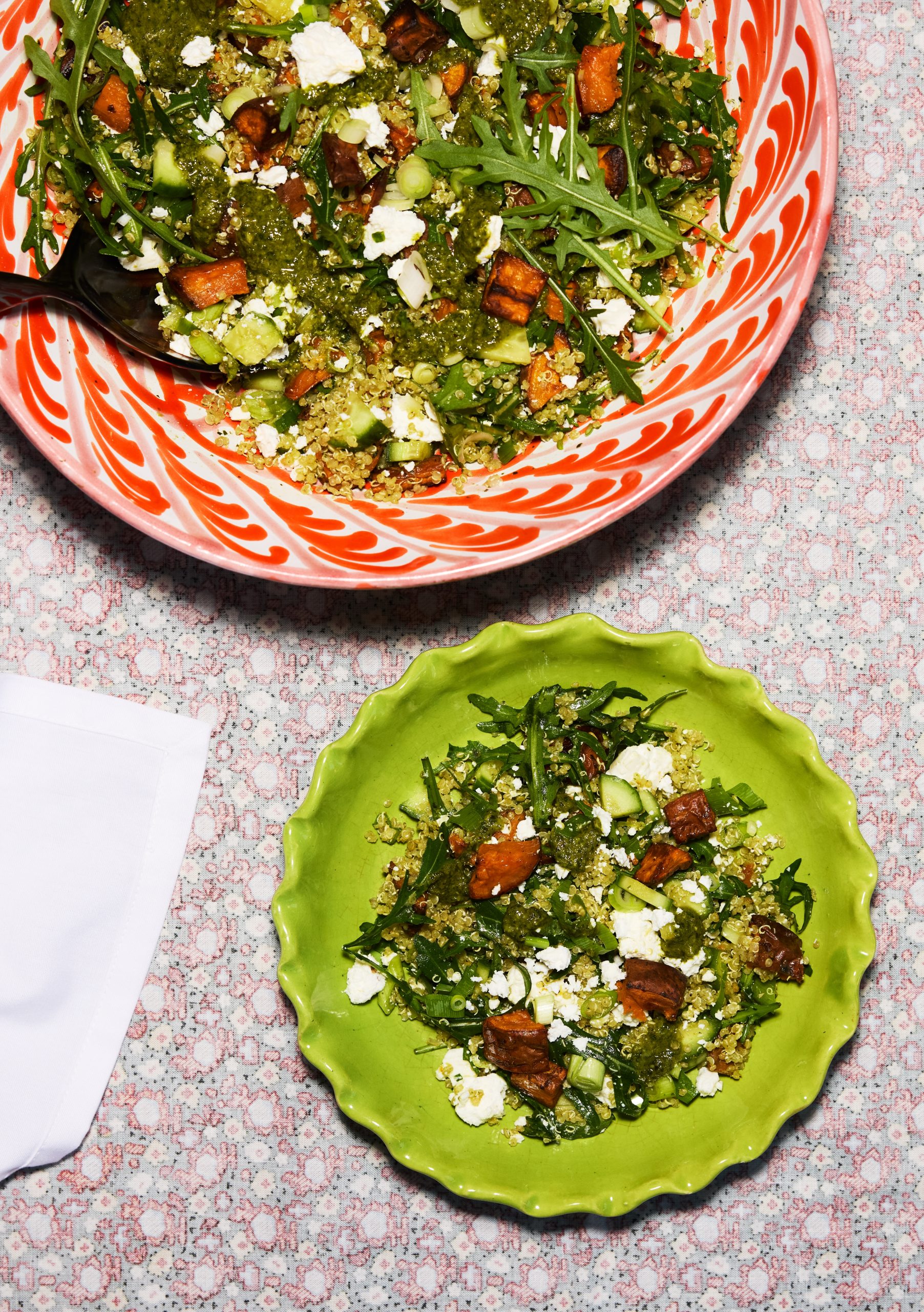 Pien laat haar quinoasalade met zoete aardappel, muntpesto en feta zien