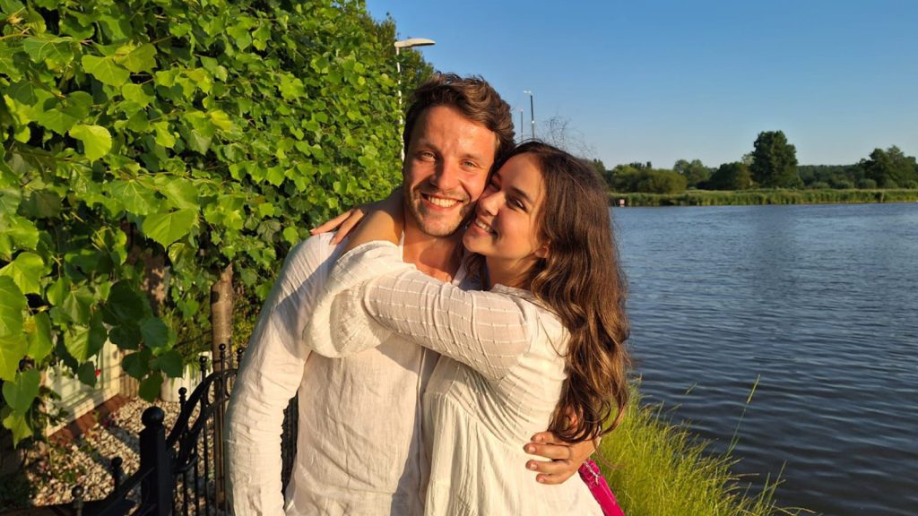 Eva (25) ontmoette vriend tijdens uitwisseling: 'Hij schreef een brief om te laten weten dat-ie serieus was'