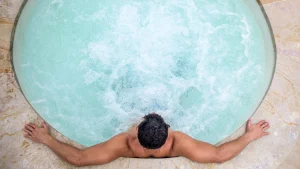 Thumbnail voor Man overlijdt in jacuzzi door elektrocutie tijdens vakantie, vrouw zwaargewond in ziekenhuis