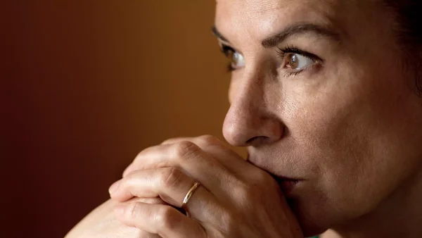 Louise wordt niet geaccepteerd door de vrienden van haar man
