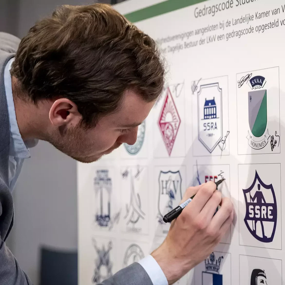 Man ondertekent gedragscode voor studentenverenigingen