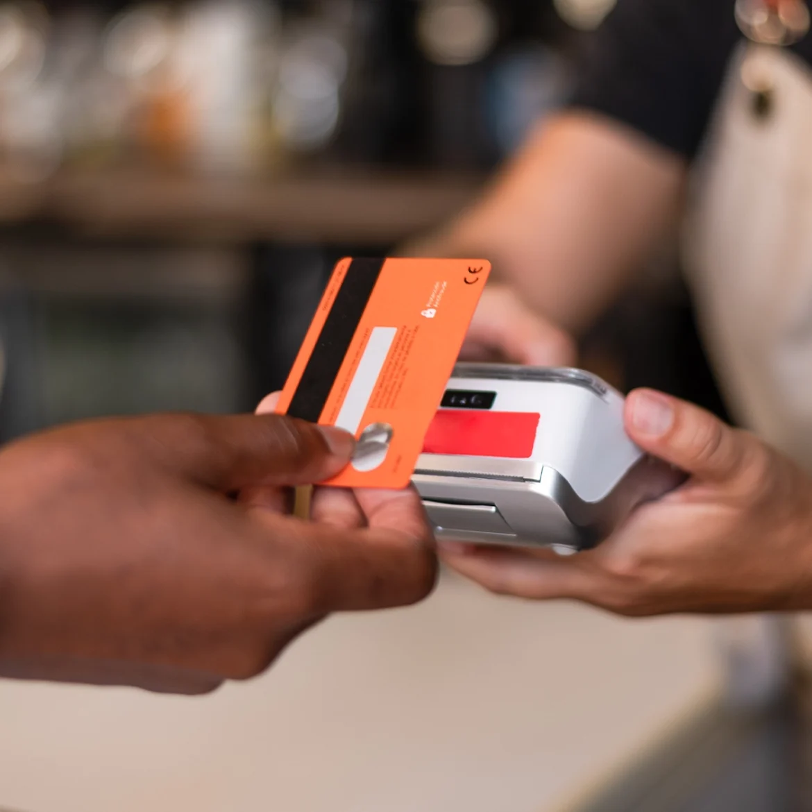 Deze bank zet per 1 juli magneetstrip op betaalpassen uit, in sommige landen kun je niet meer betalen