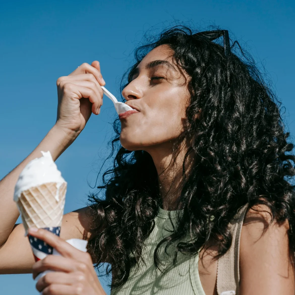 vrouw die ijs eet in de zomer