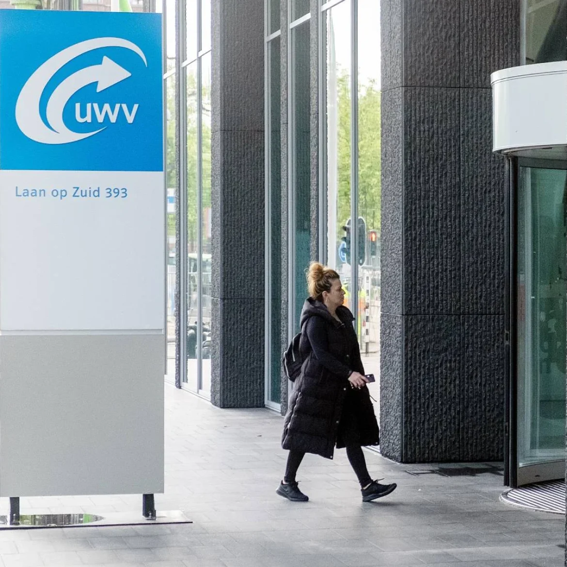 Vrouw loopt het UWV binnen