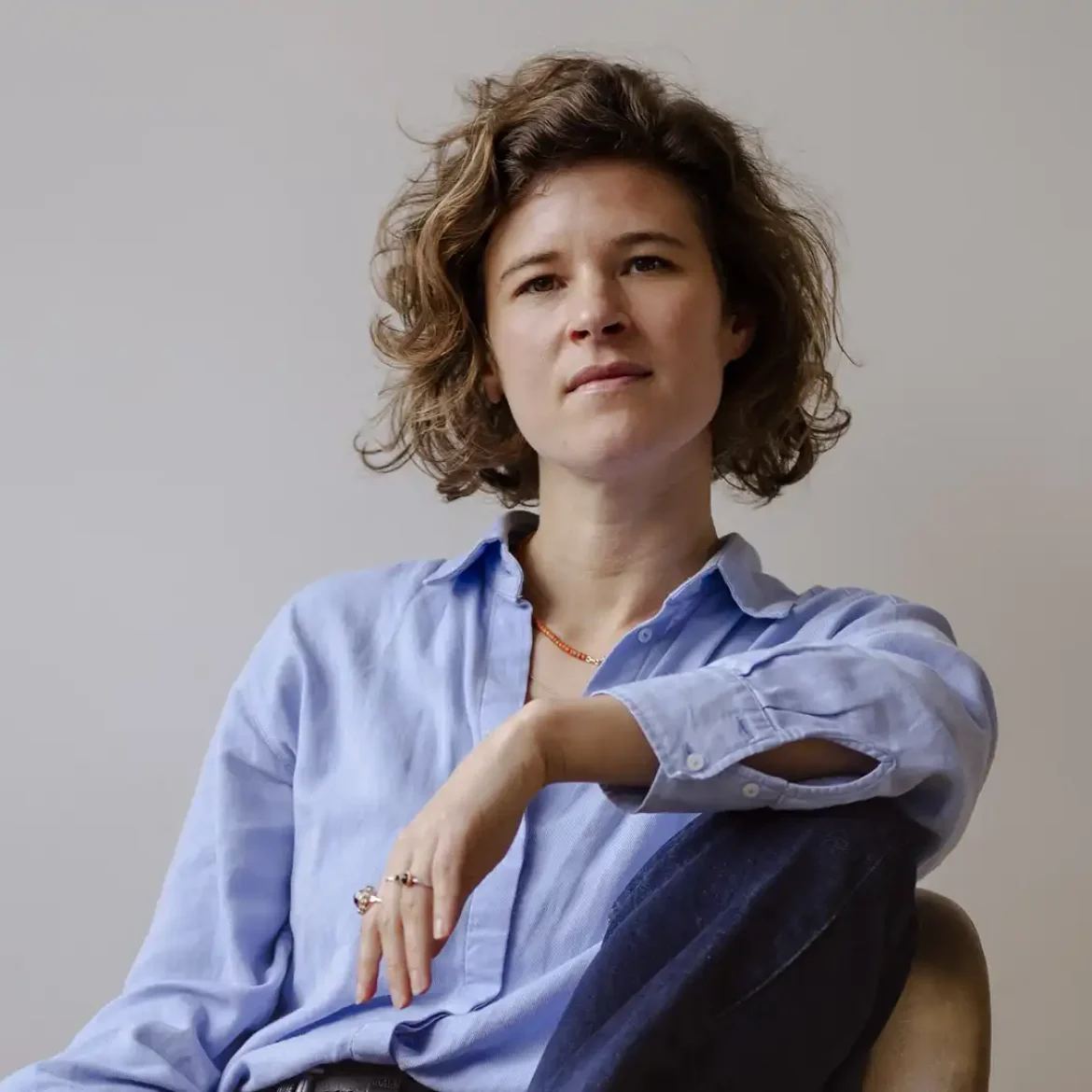 Auteur Daan Borrel, zittend op een stoel